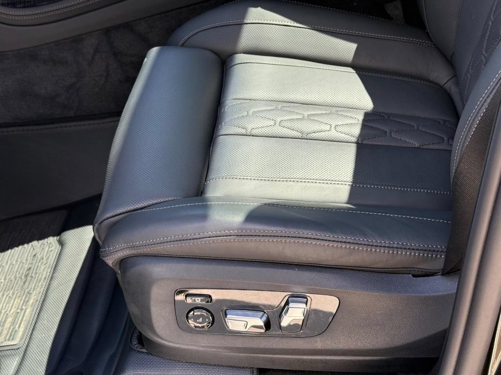 Used 2026 BMW X7 M60i w/ Executive Package AWD/4WD image 43