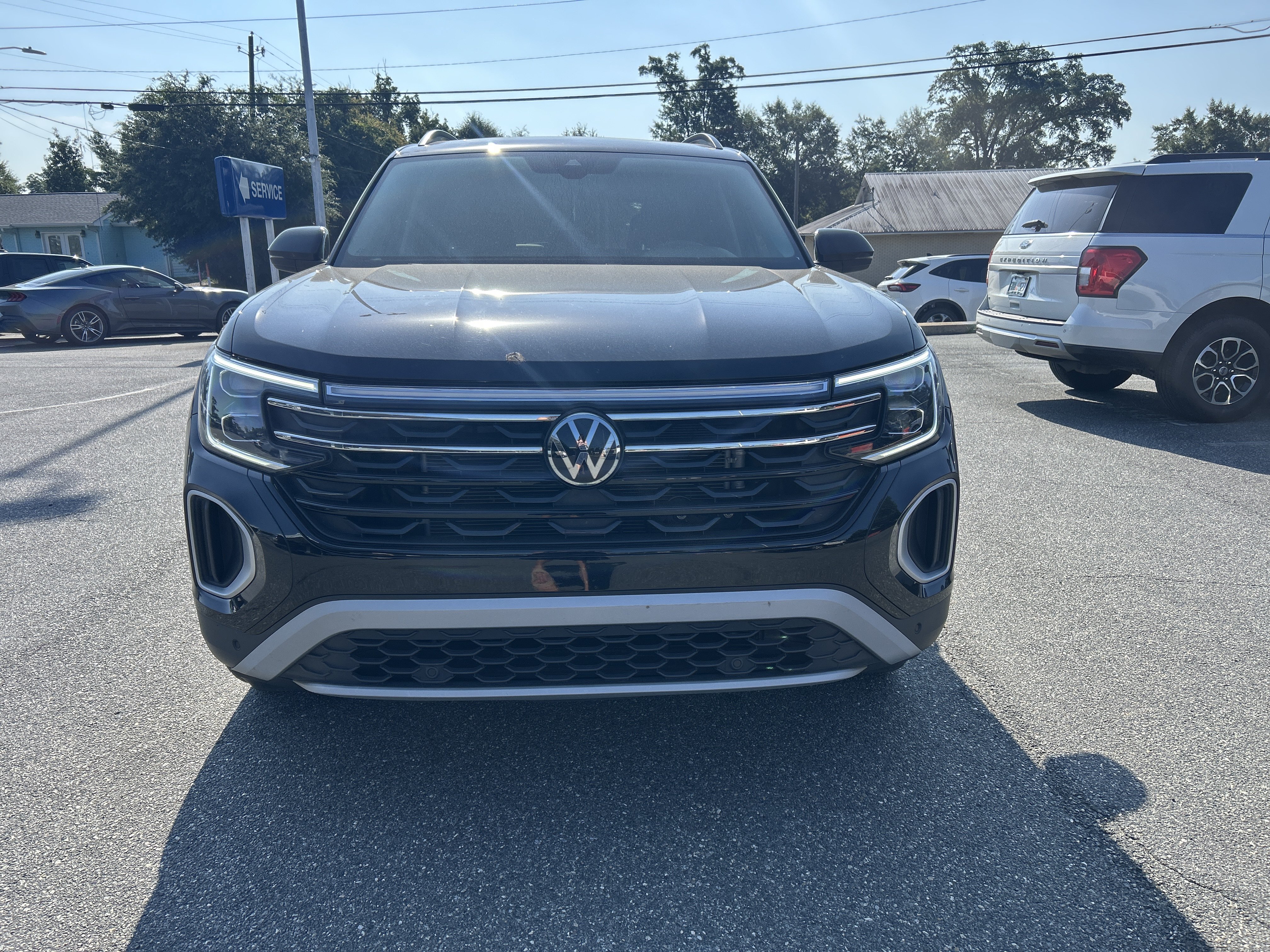 Used 2024 Volkswagen Atlas Peak Edition SE AWD/4WD image 2