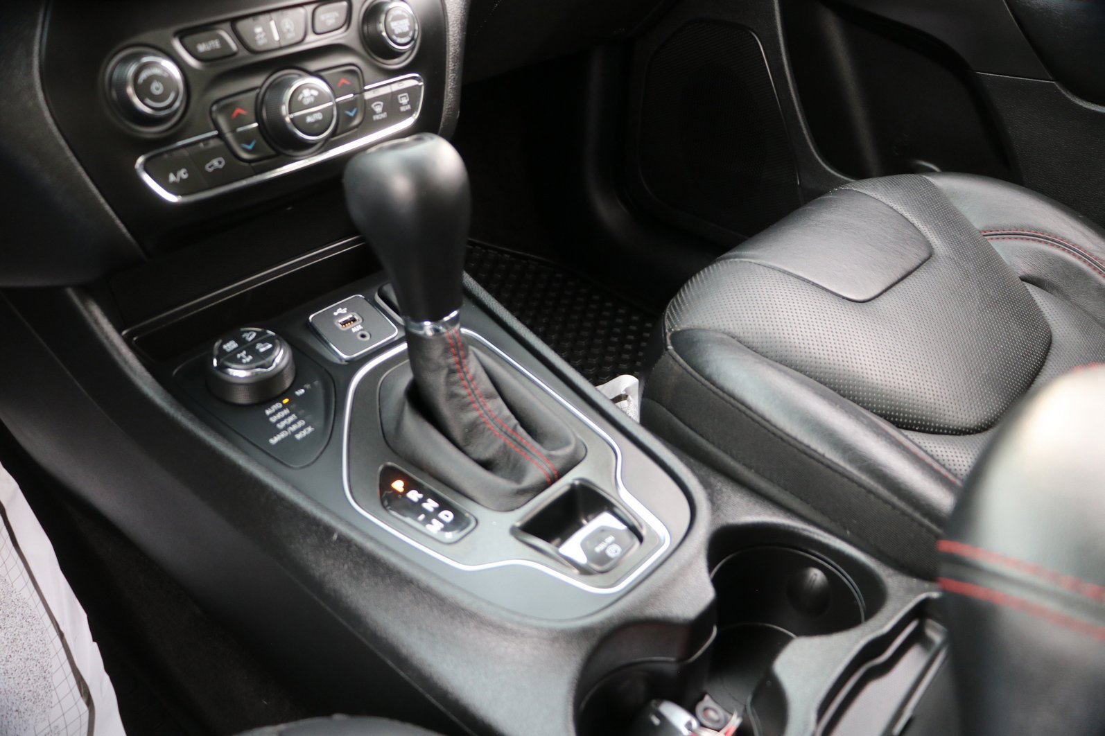 Used 2019 Jeep Cherokee Trailhawk AWD/4WD image 24