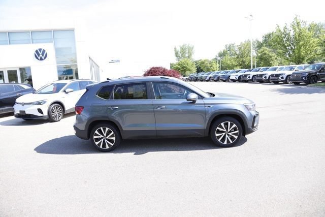 Used 2022 Volkswagen Taos SE w/ Panoramic Sunroof Package AWD/4WD image 2