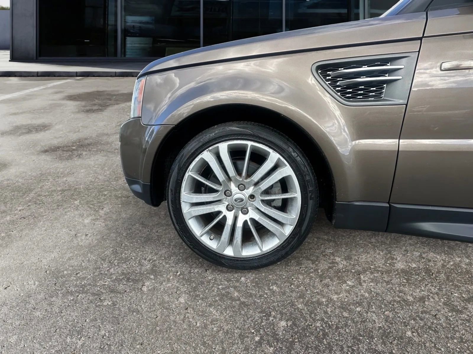 Used 2010 Land Rover Range Rover Sport HSE LUX image 14