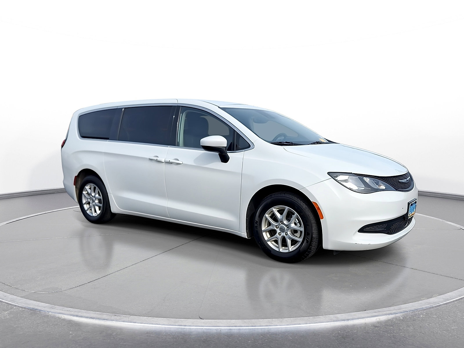 Used 2023 Chrysler Voyager LX FWD image 2