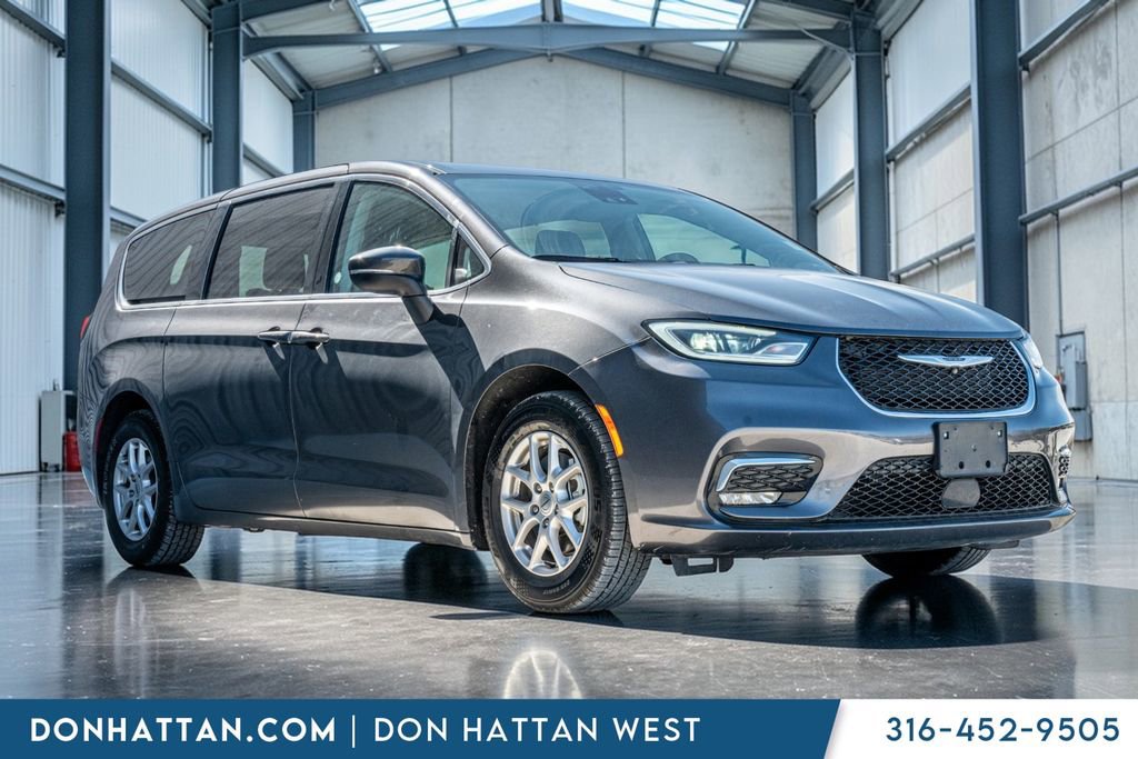 Used 2023 Chrysler Pacifica Touring-L image 35