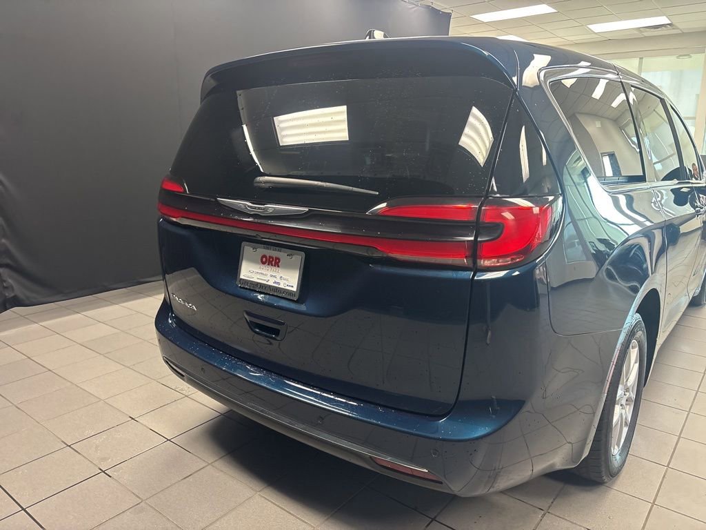 Used 2025 Chrysler Pacifica Select image 4