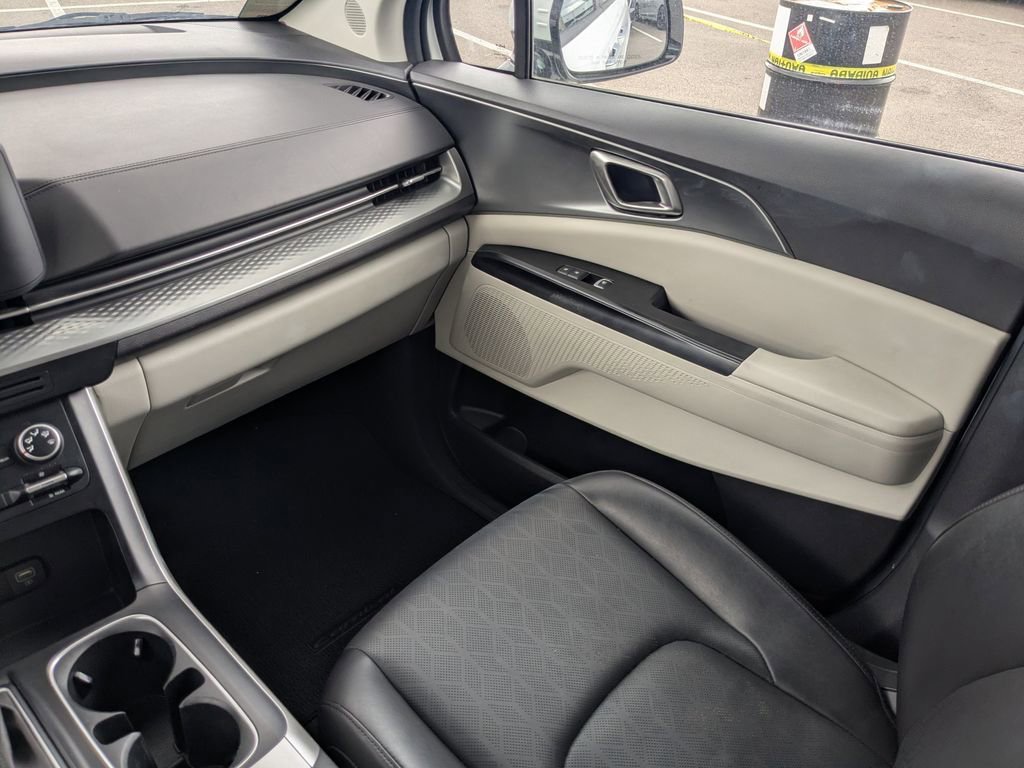 Used 2024 Kia Carnival LX image 21