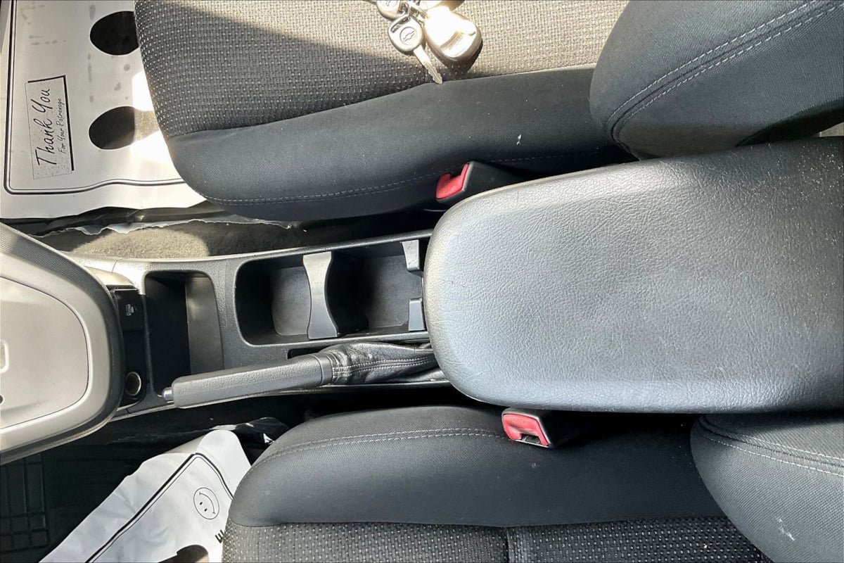 Used 2010 Pontiac Vibe w/ Preferred Package FWD image 10
