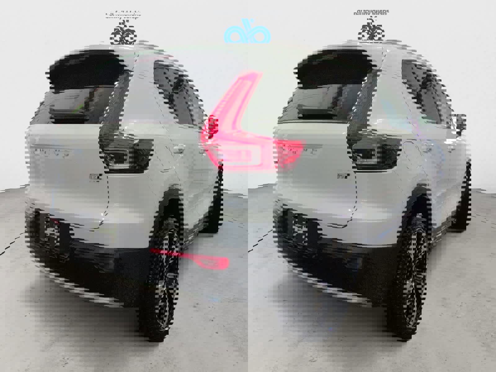 Used 2025 Volvo XC40 B5 Plus image 6