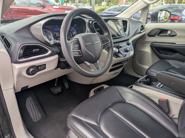 Used 2023 Chrysler Pacifica Touring-L FWD image 12