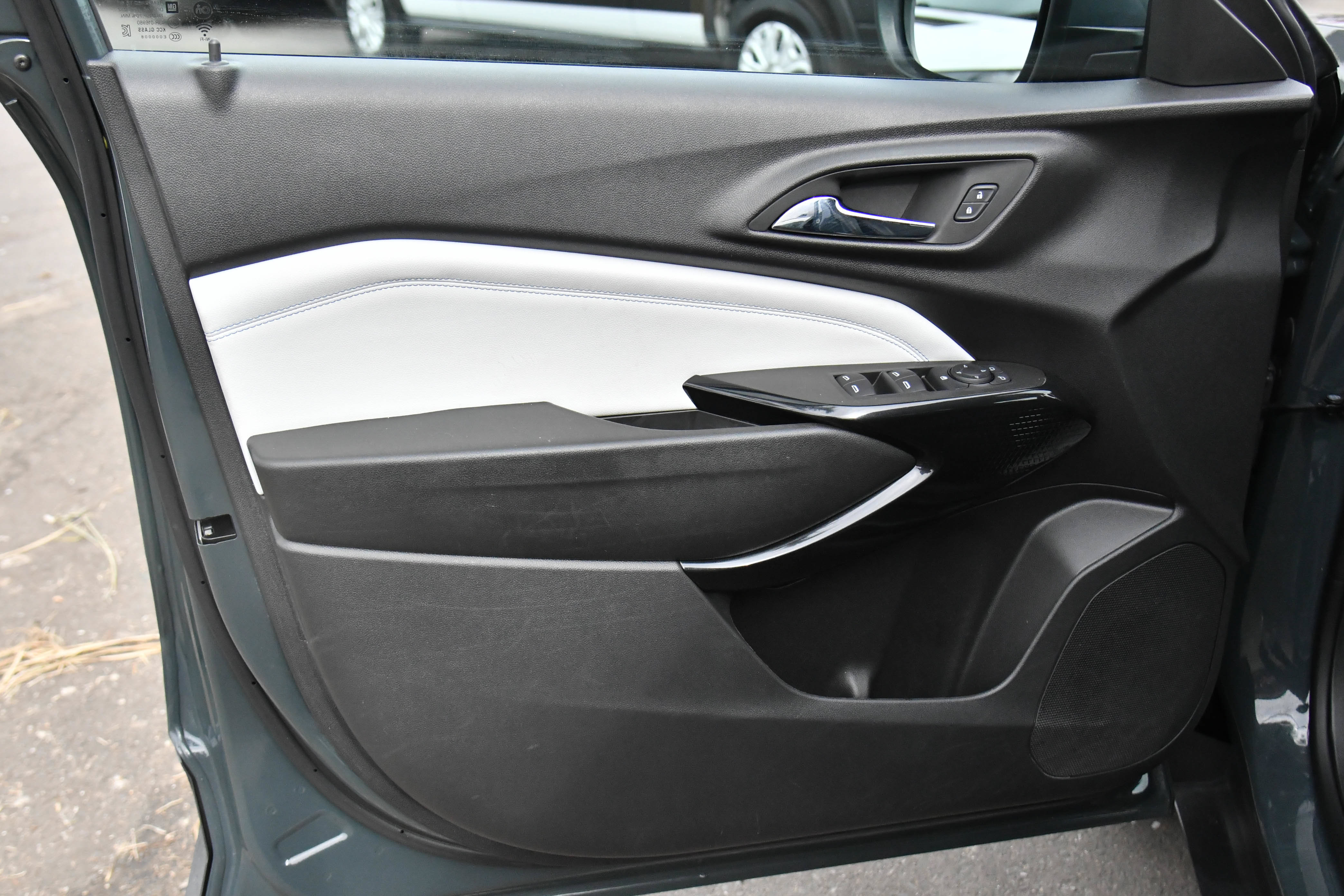 Used 2025 Chevrolet Trax LT FWD image 13