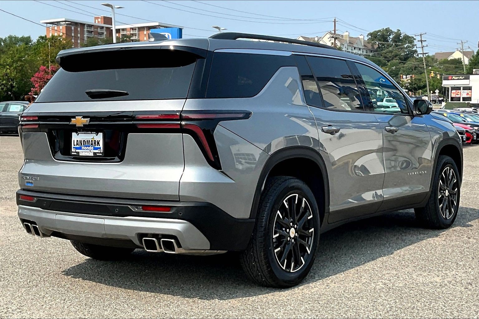 Used 2025 Chevrolet Traverse LT w/ Sun and Wheel Package FWD image 2