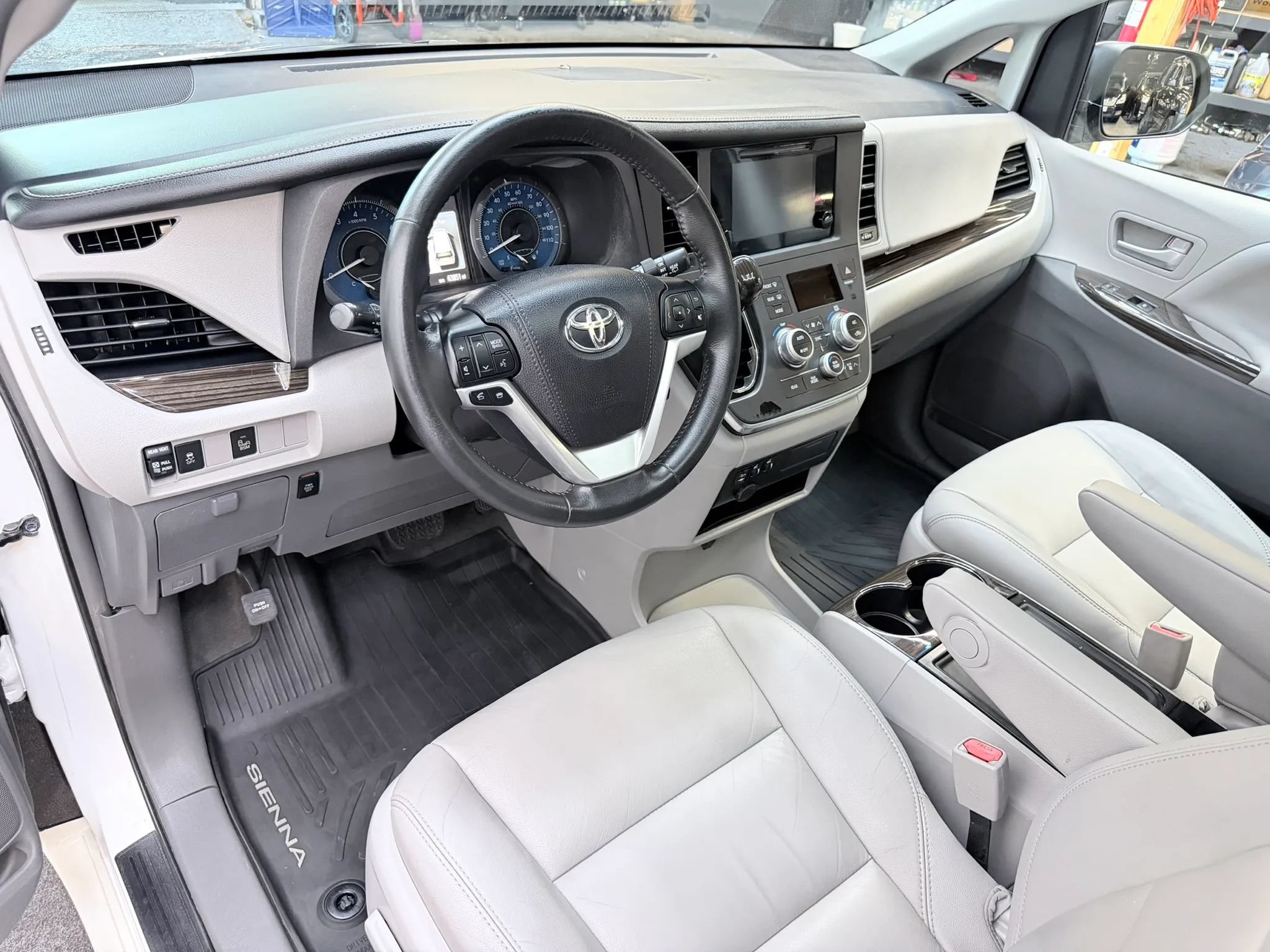 Used 2017 Toyota Sienna XLE FWD image 11