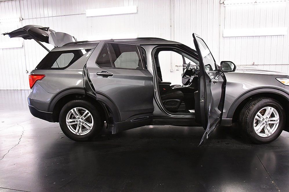Used 2023 Ford Explorer XLT image 33