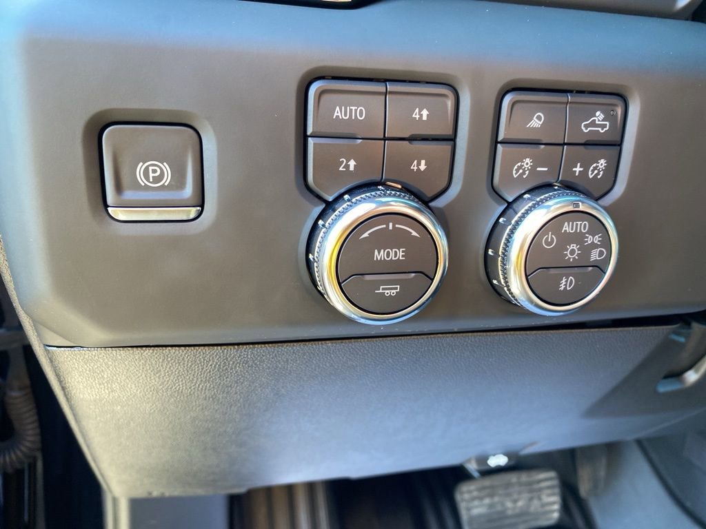 Used 2025 GMC Sierra 2500 AT4 image 16