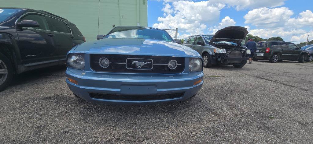 Used 2007 Ford Mustang Convertible RWD image 2