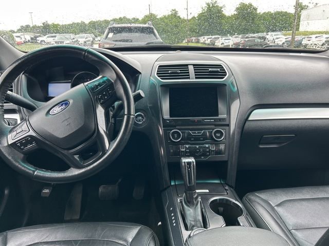 Used 2017 Ford Explorer XLT w/ Equipment Group 202A AWD/4WD image 5