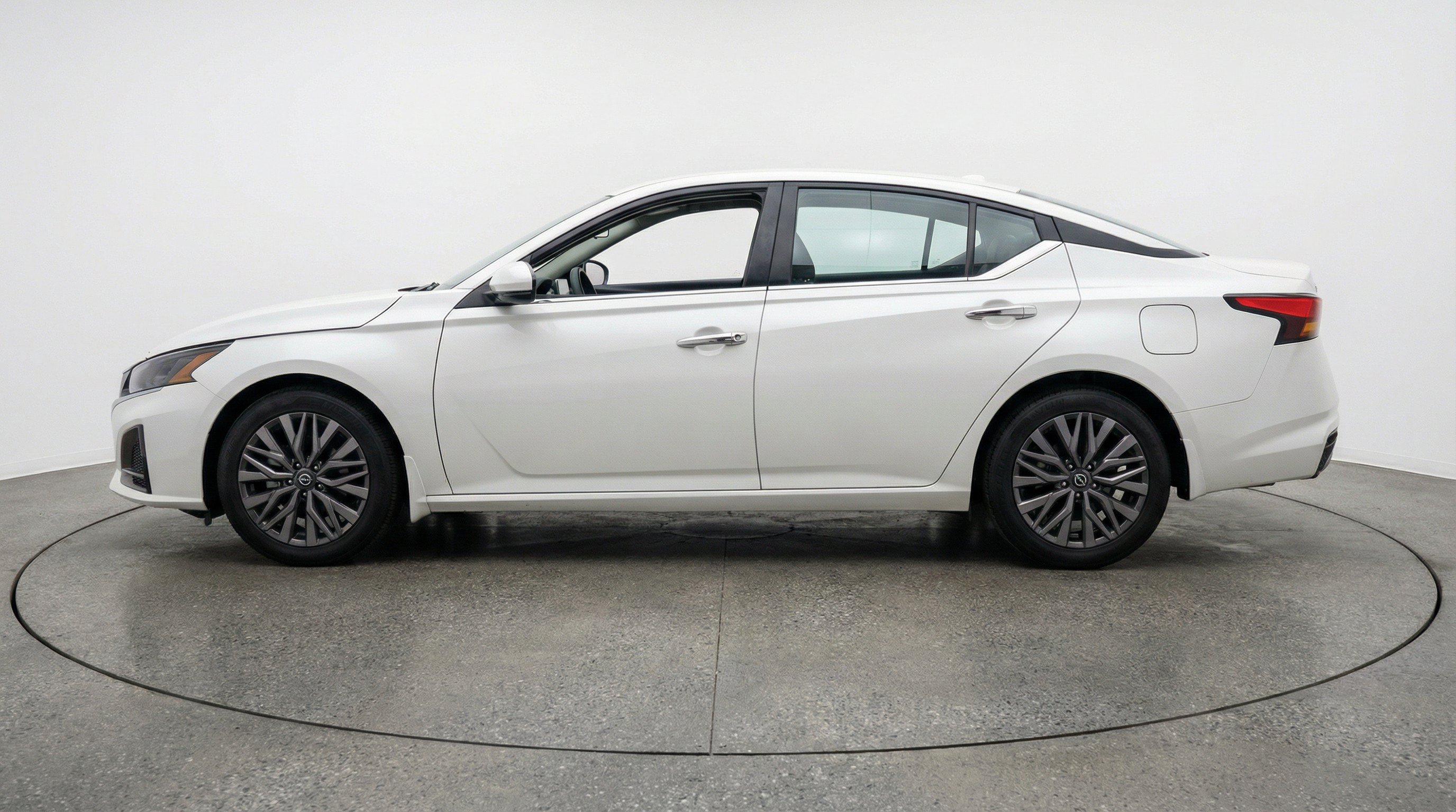 Used 2025 Nissan Altima 2.5 SV FWD image 5