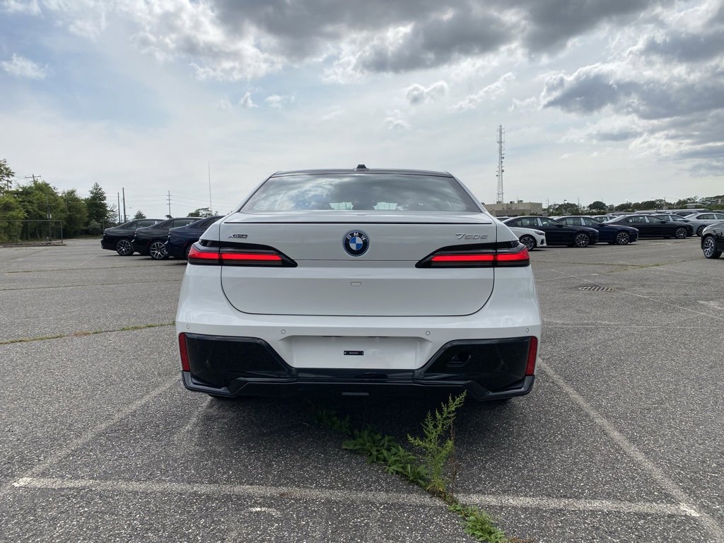 New 2026 BMW 750e xDrive w/ Premium Package image 3