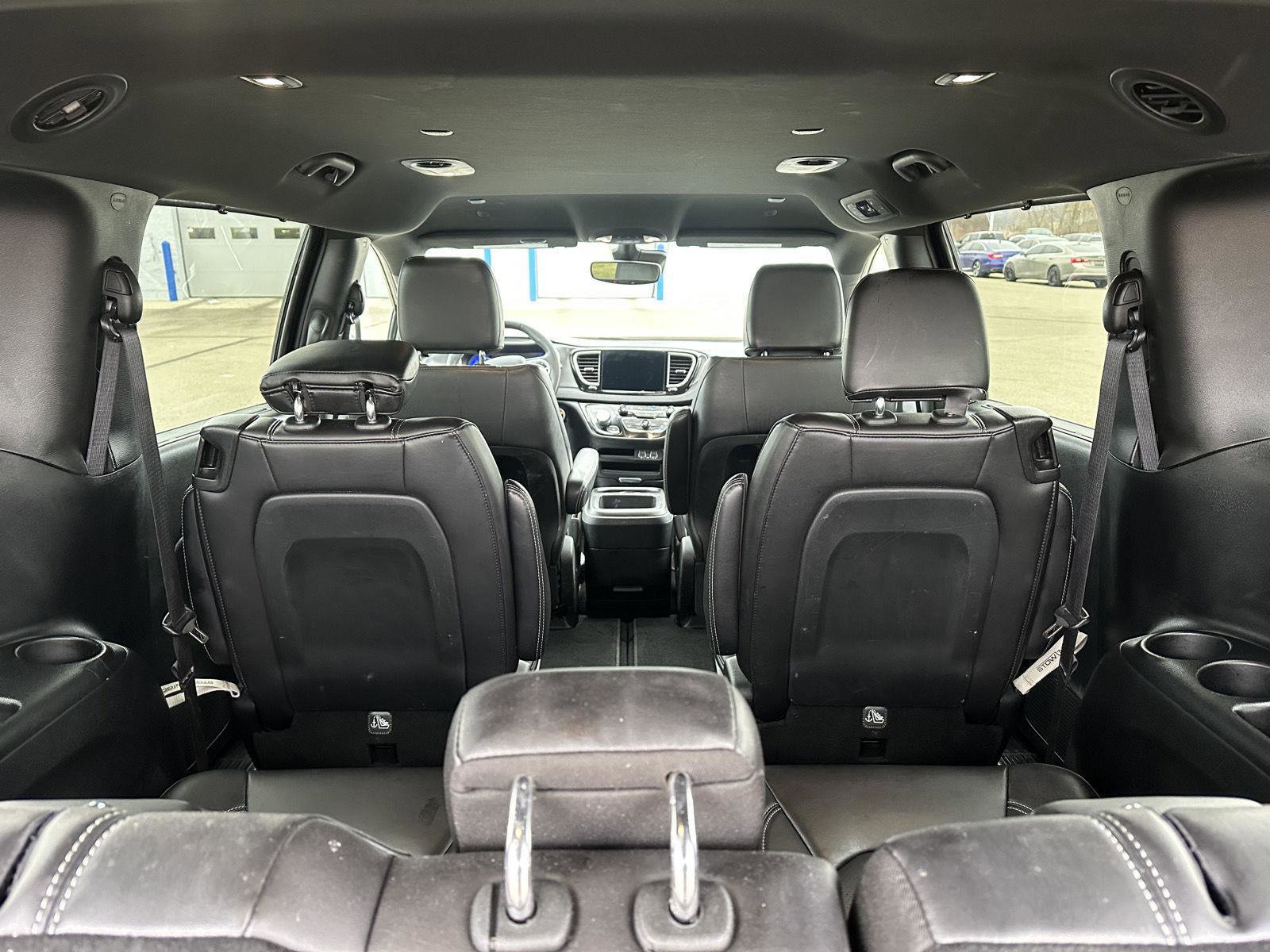 Used 2025 Chrysler Pacifica Select image 6