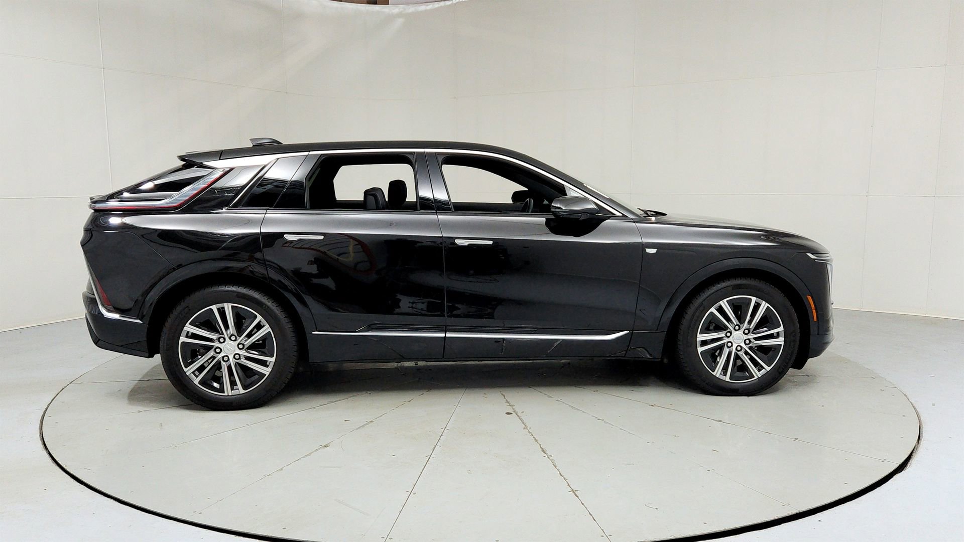 Certified 2025 Cadillac Lyriq Luxury w/ LPO, Floor Liner Package image 6