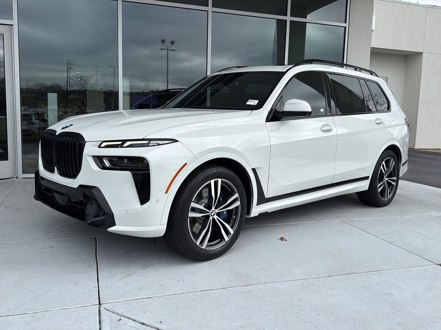 Used 2023 BMW X7 xDrive40i w/ Executive Package image 2