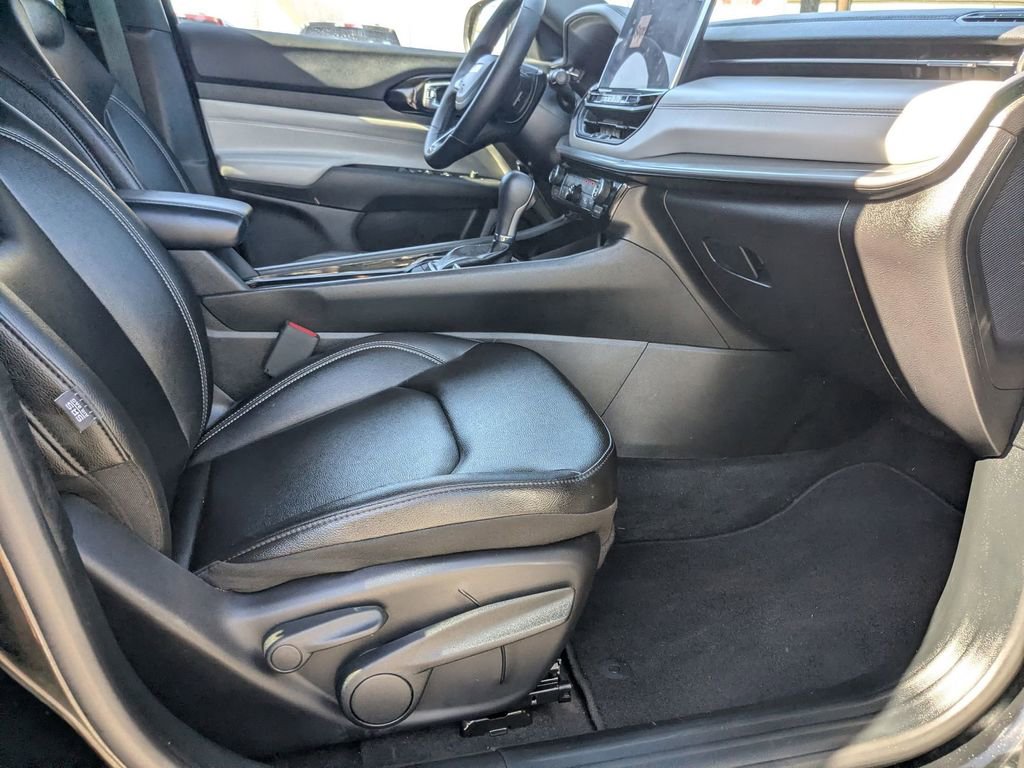 Used 2025 Jeep Compass Limited image 27