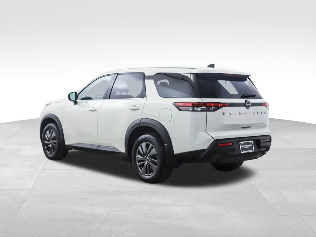 Used 2023 Nissan Pathfinder S image 3