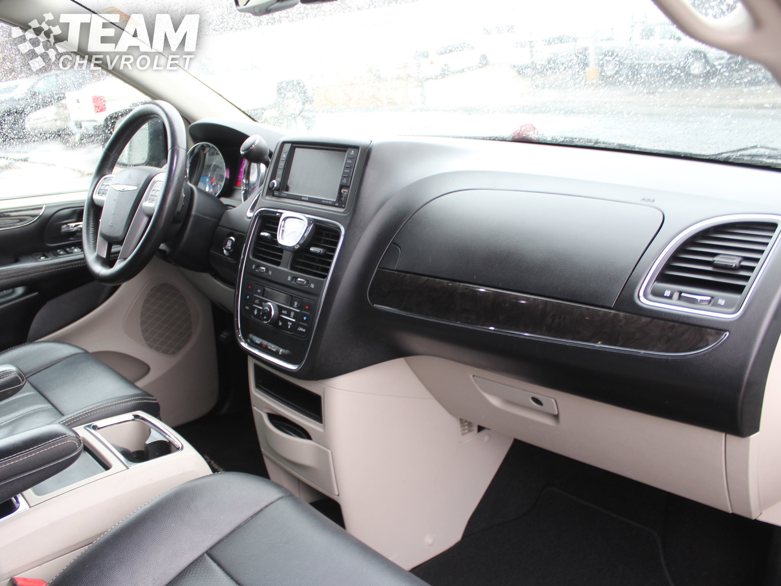 Used 2015 Chrysler Town & Country Touring-L w/ Driver Convenience Group image 29