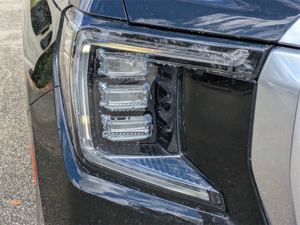 Used 2021 GMC Yukon Denali w/ Denali Premium Package image 9