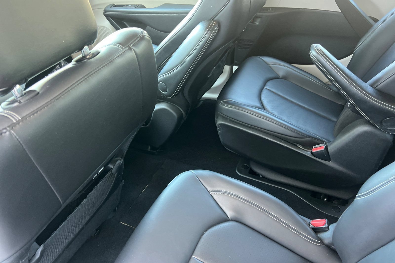 Used 2024 Chrysler Pacifica Limited FWD image 16