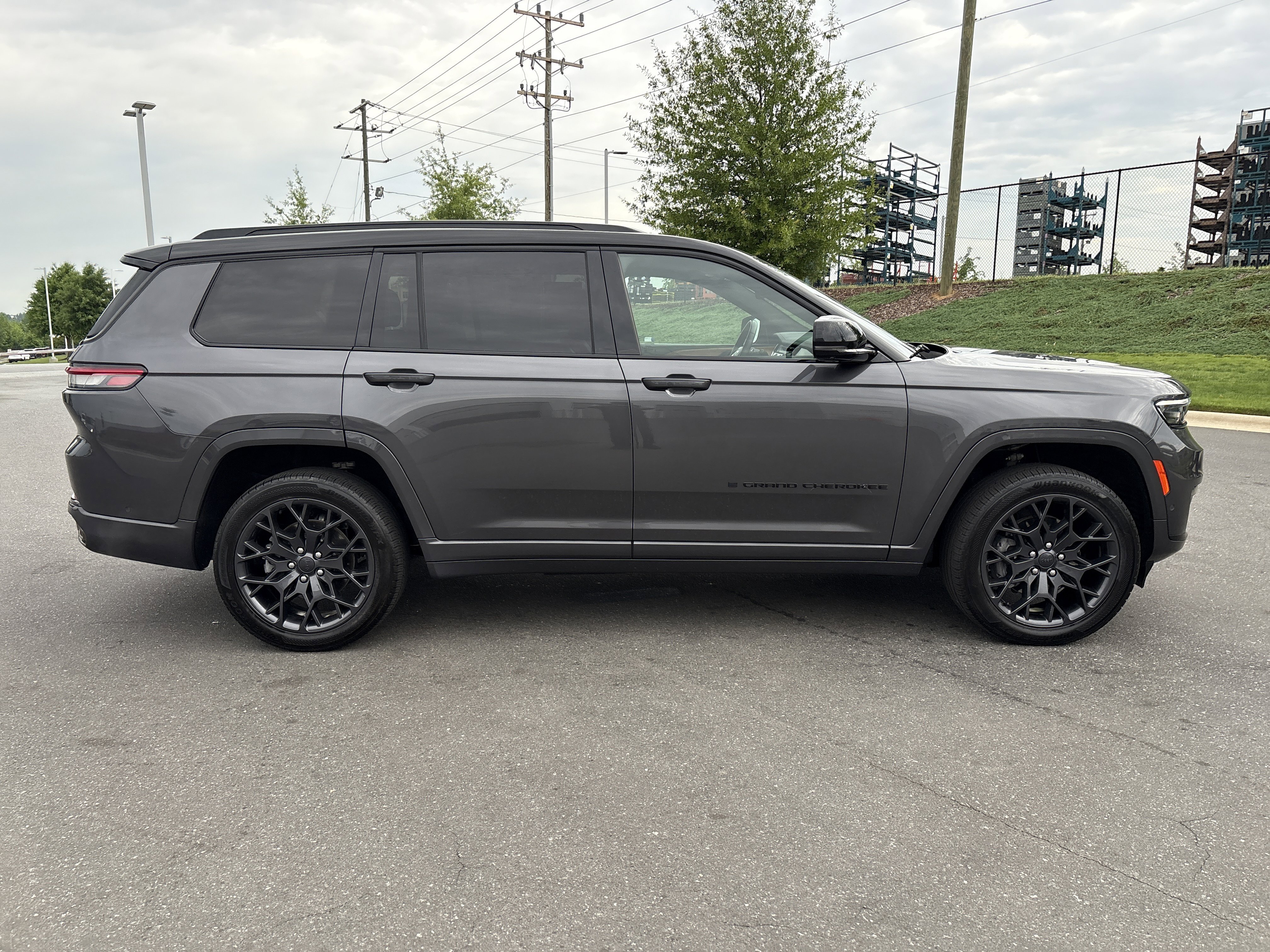 Used 2023 Jeep Grand Cherokee L Summit AWD/4WD image 10