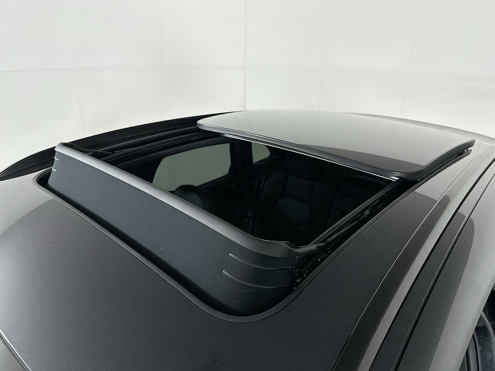 Certified 2026 Porsche Macan AWD/4WD image 22