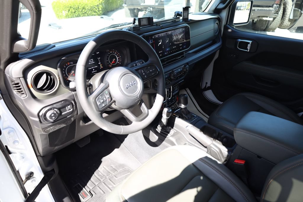 Used 2025 Jeep Gladiator Mojave w/ Convenience Group AWD/4WD image 11