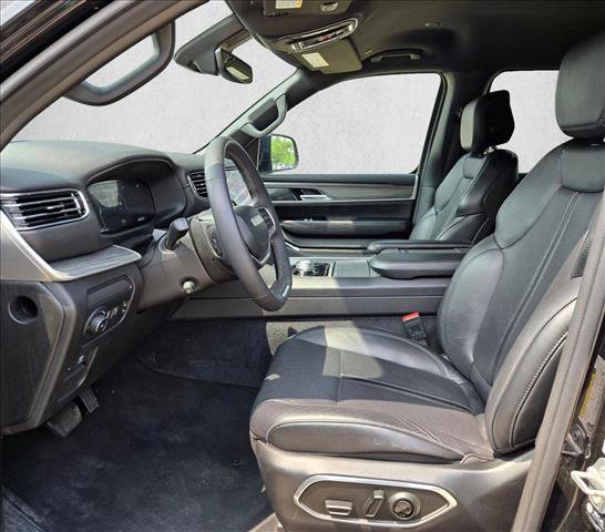 Used 2024 Jeep Wagoneer Series III AWD/4WD image 16
