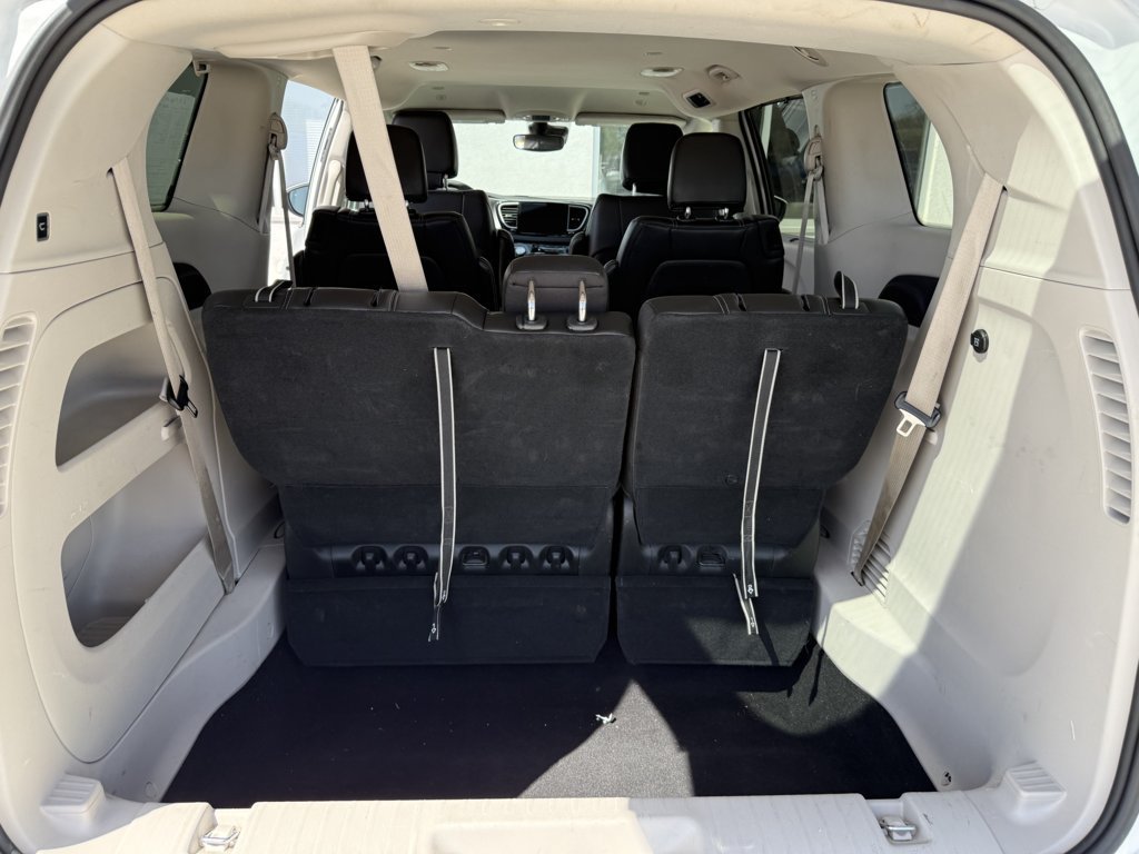 Used 2023 Chrysler Pacifica Touring-L FWD image 17