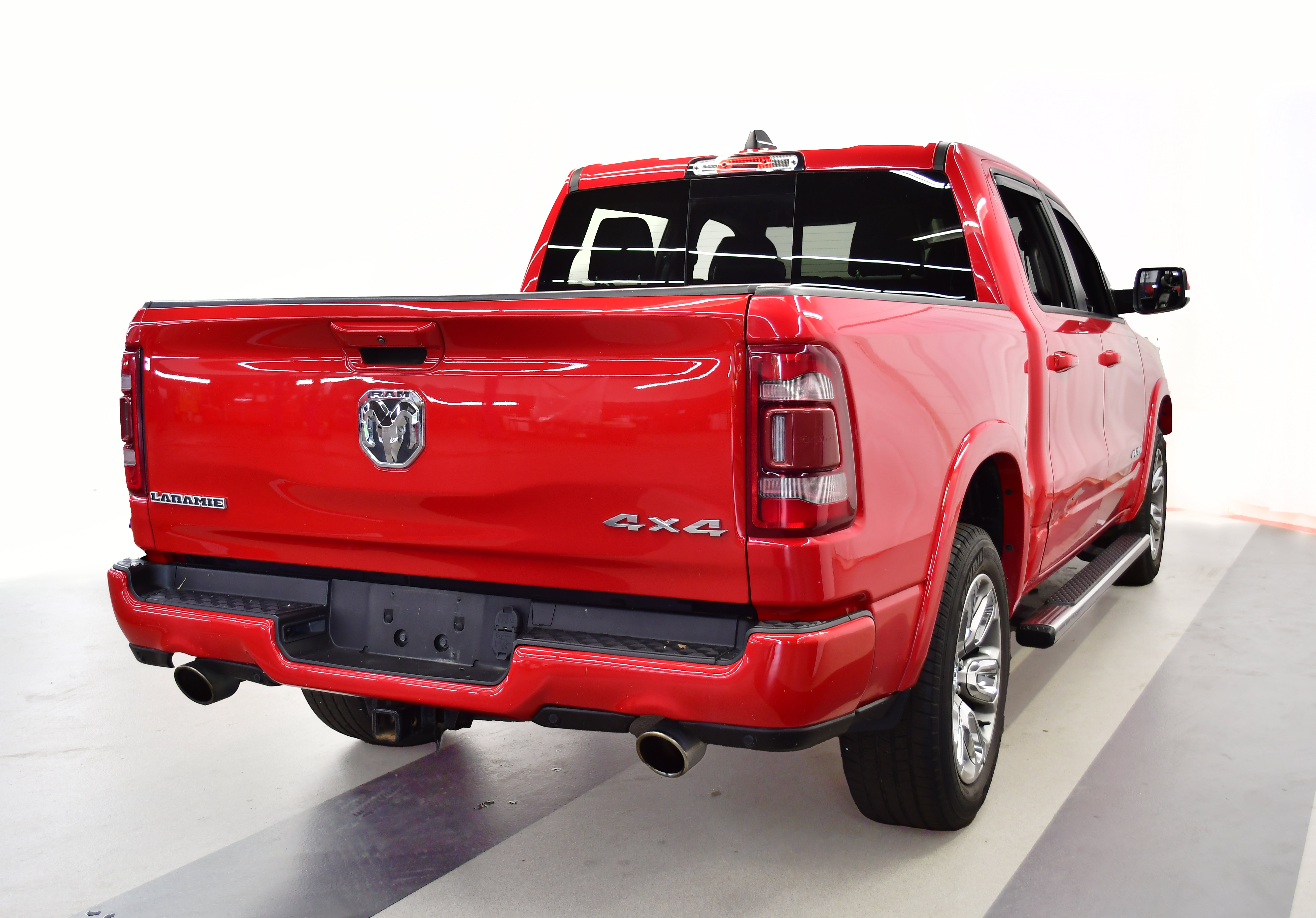 Used 2019 RAM 1500 Laramie w/ Sport Appearance Package AWD/4WD image 7