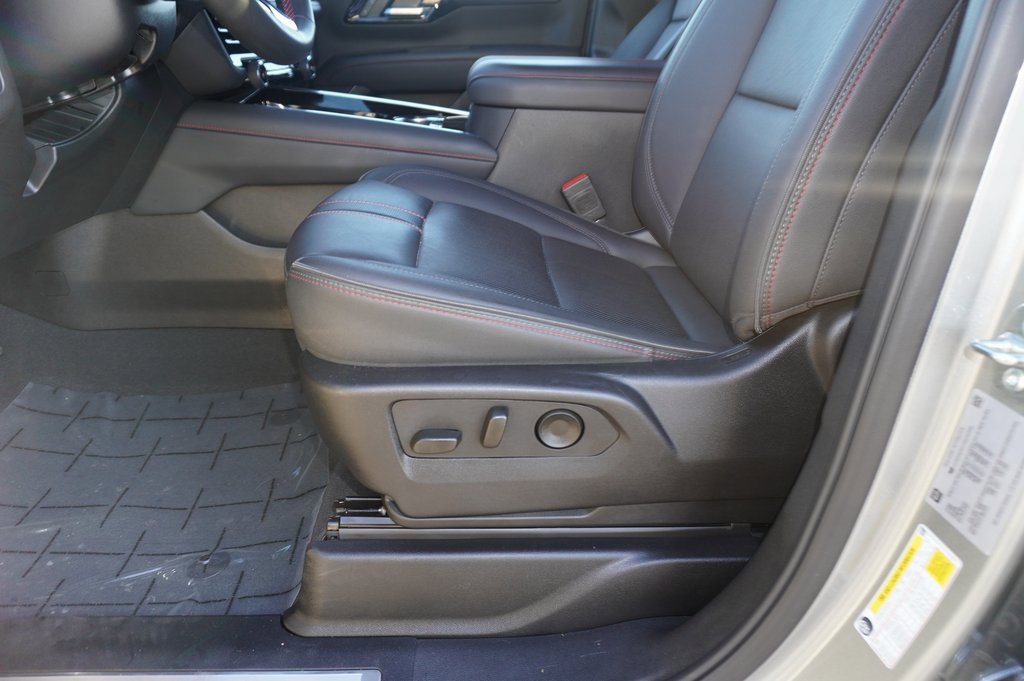 Used 2025 Chevrolet Suburban RST image 16