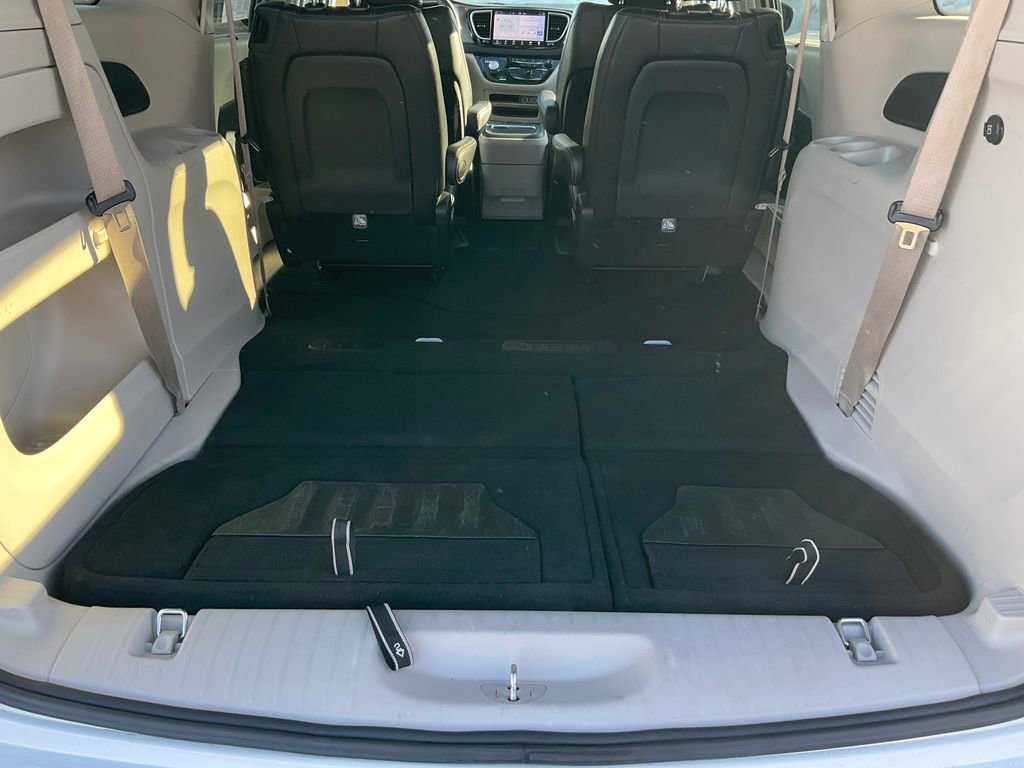 Used 2023 Chrysler Pacifica Touring-L image 29