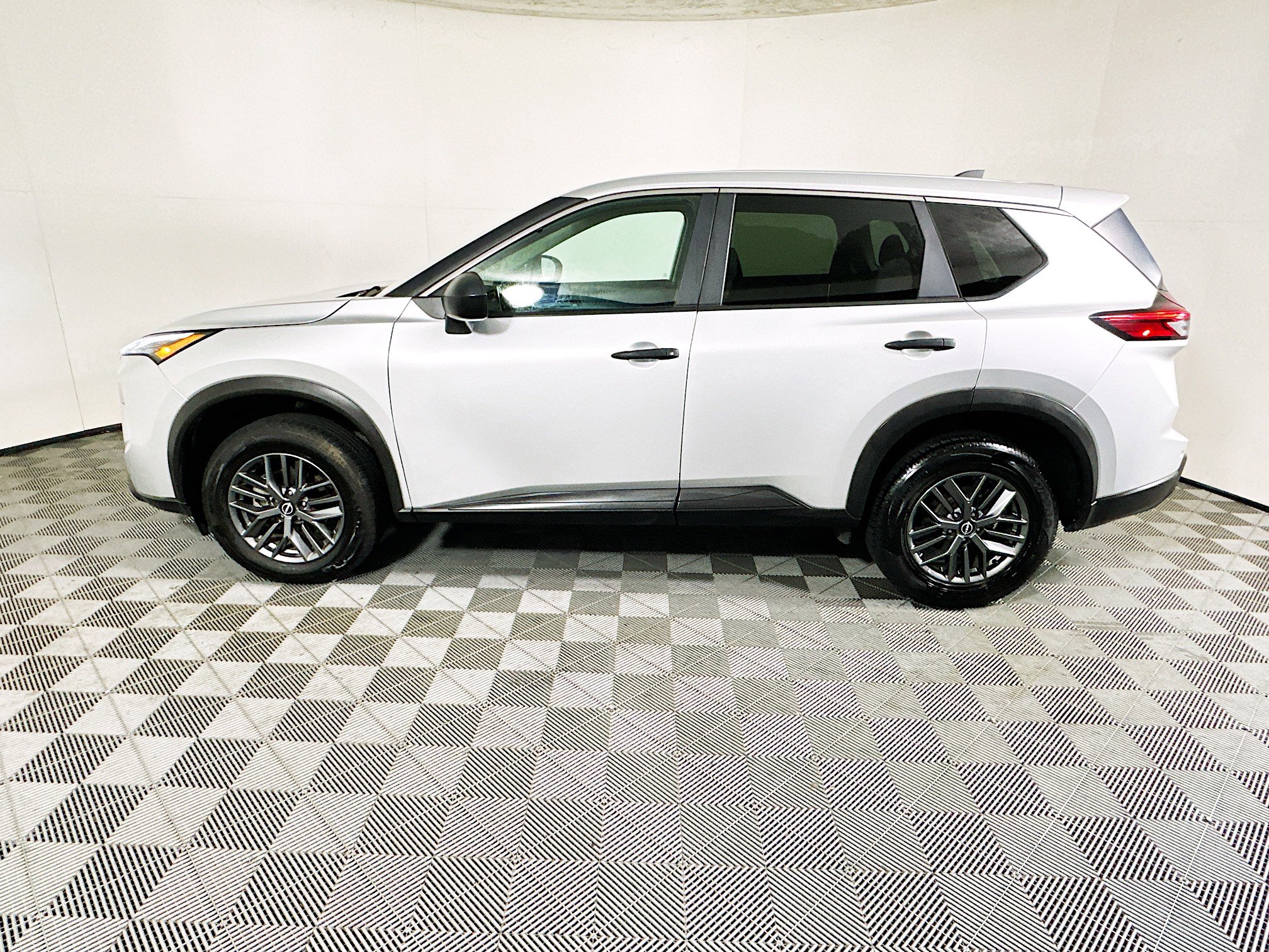 Used 2024 Nissan Rogue S image 6