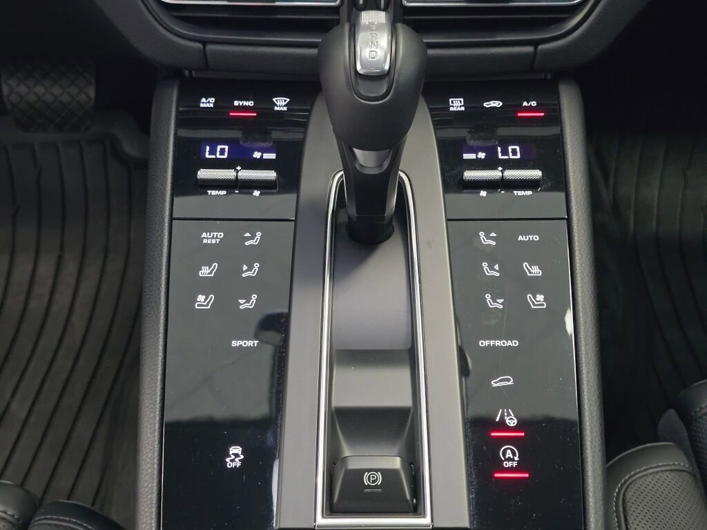 Certified 2024 Porsche Macan image 17