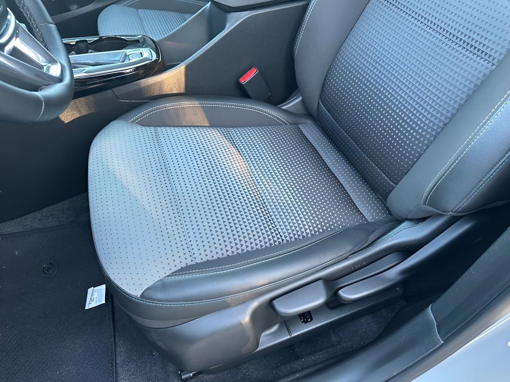 Used 2025 Chevrolet Trax LT w/ LT Convenience Package image 11