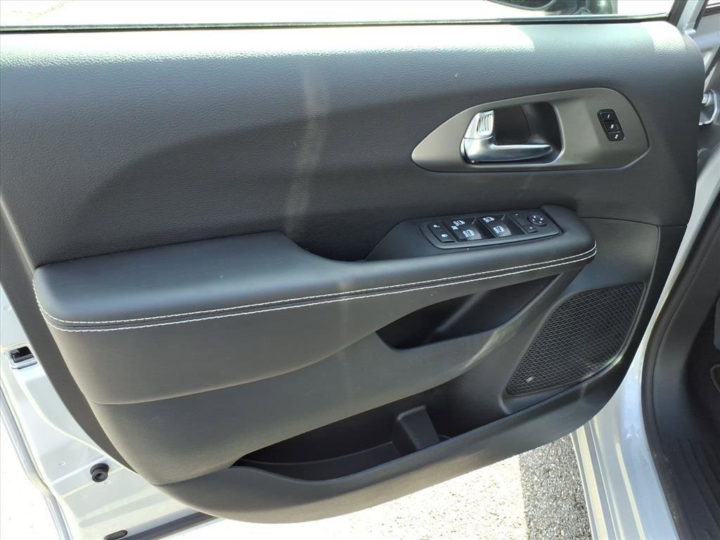 New 2026 Chrysler Pacifica Select image 6
