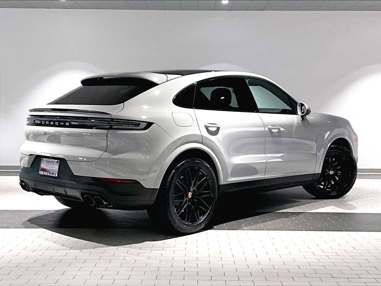 Used 2025 Porsche Cayenne Coupe image 10