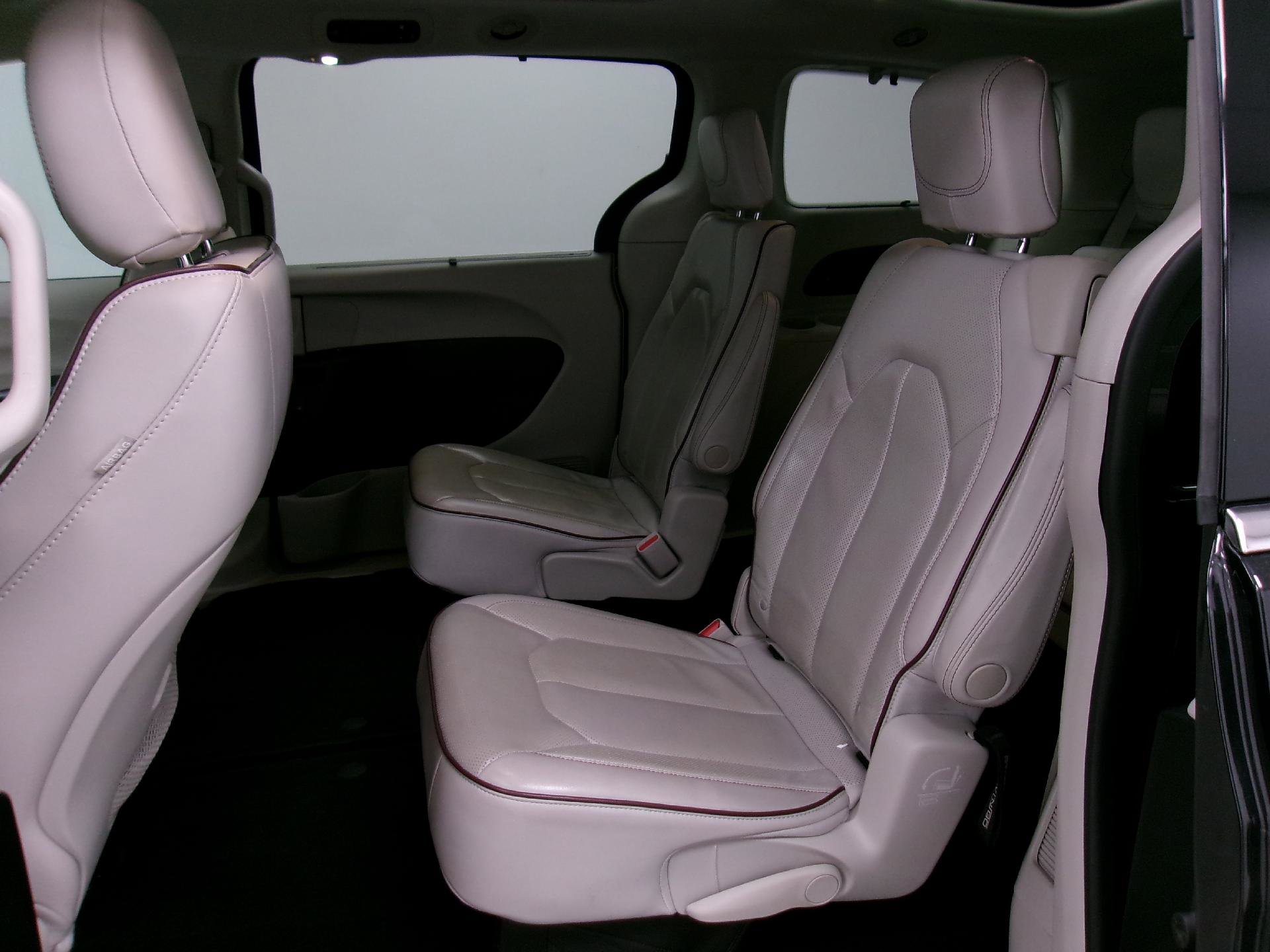 Used 2020 Chrysler Pacifica Limited image 11