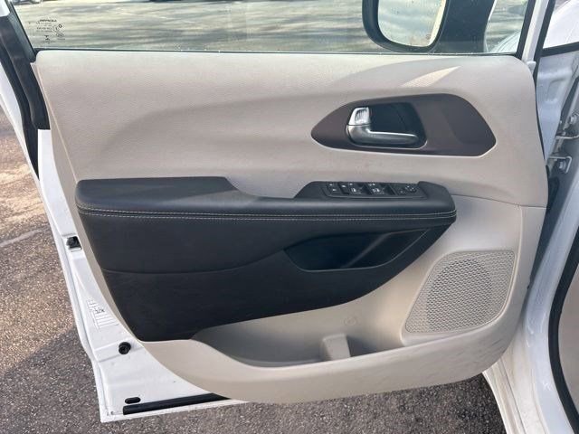 Used 2023 Chrysler Voyager LX image 11