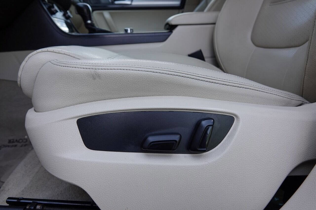 Used 2012 Volkswagen Touareg Sport image 30