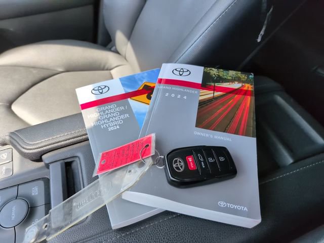 Used 2024 Toyota Grand Highlander XLE image 25
