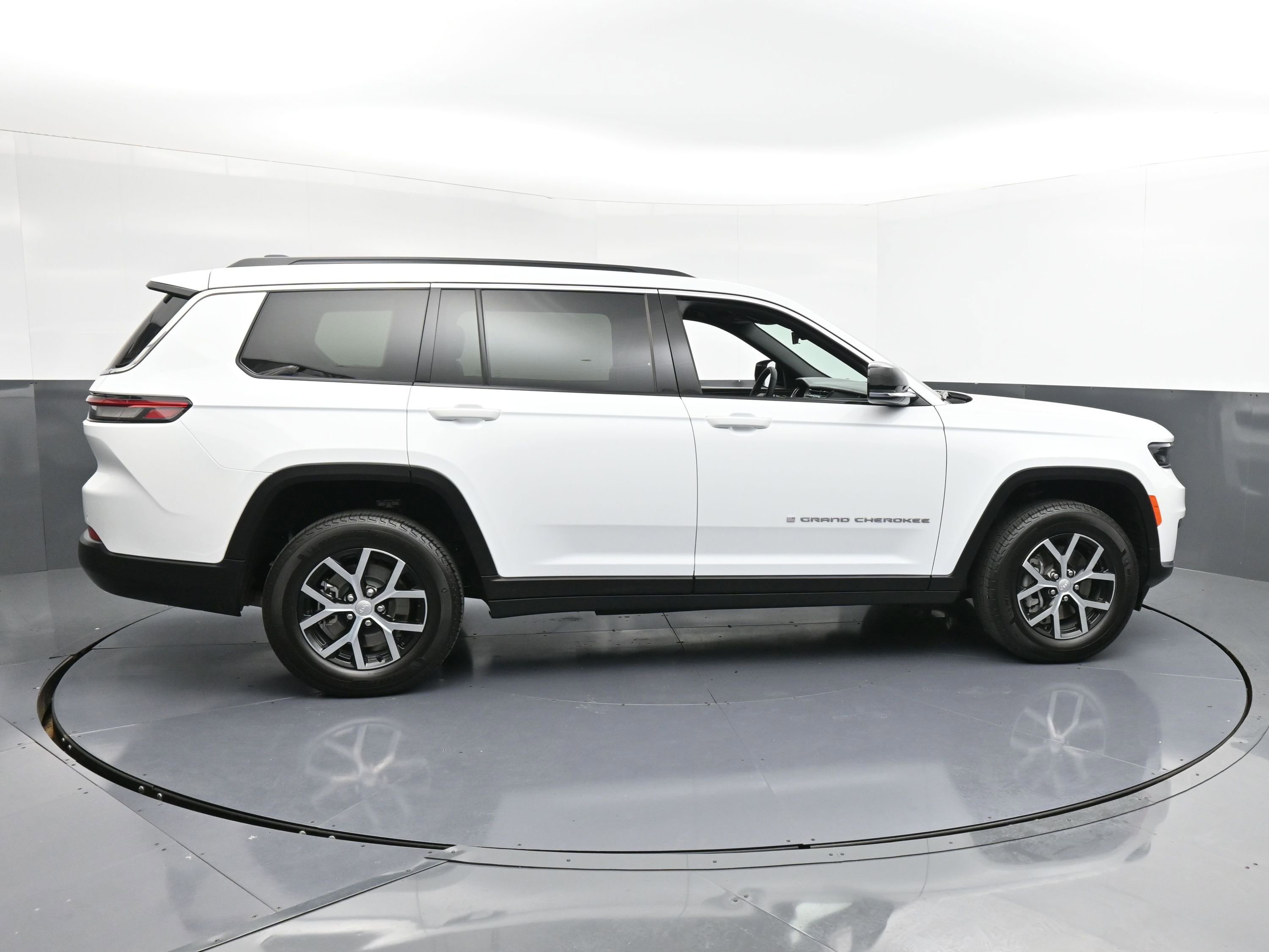 Used 2025 Jeep Grand Cherokee L Limited image 9
