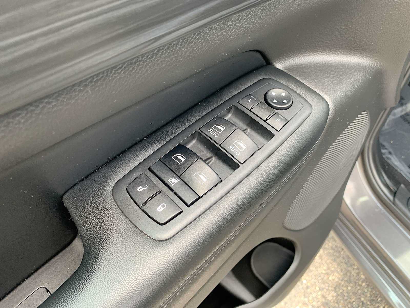 Used 2019 Jeep Grand Cherokee Altitude AWD/4WD image 24