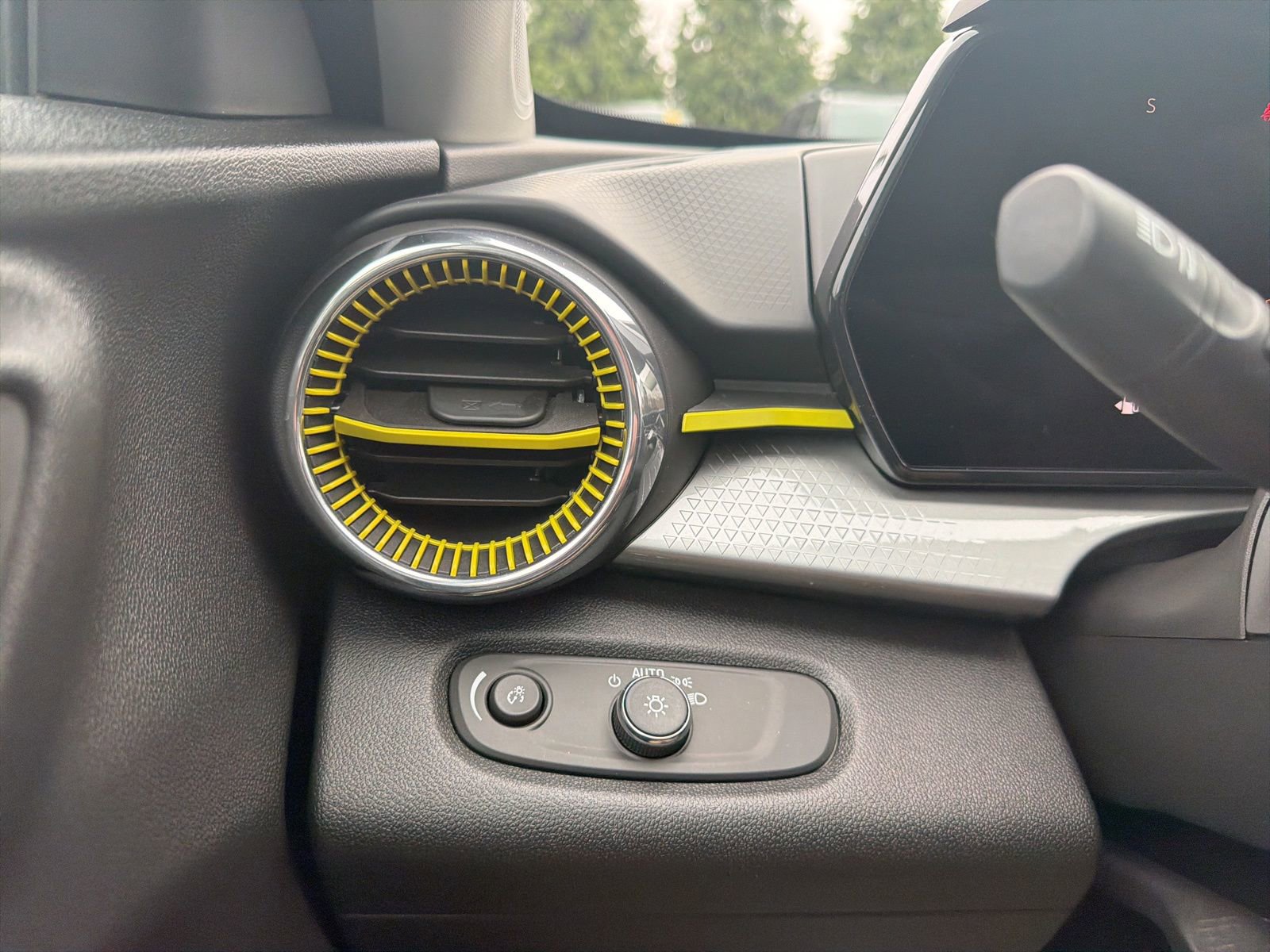 Used 2024 Chevrolet Trax LT w/ Driver Confidence Package image 19