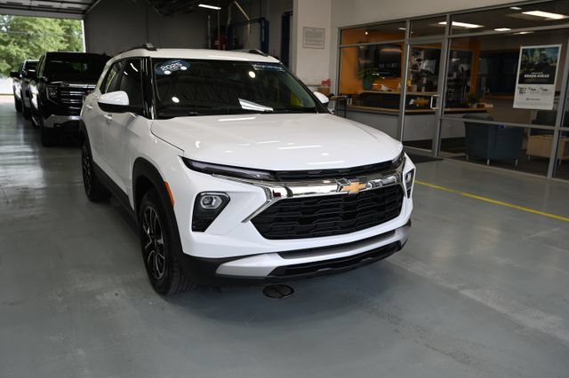 Certified 2025 Chevrolet TrailBlazer LT w/ LT Cold Weather Package FWD image 3